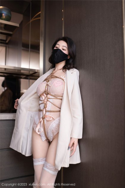 大白胸被别人揉搓海报